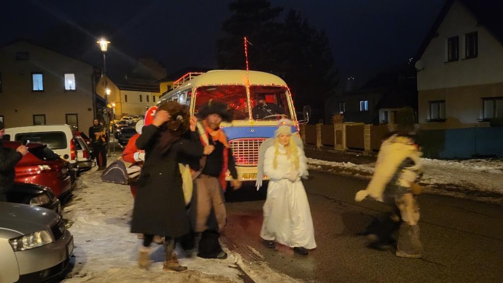 Pekelná jízda Česti a Mikuláš navštívili děti v týmu Základny.