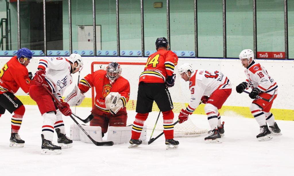 Body z hlineckého ledu si odvezla Polička.