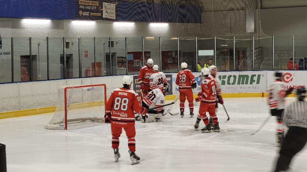 Po napínavém závěru vezeme výhru z ledu Orlů.